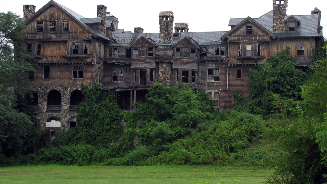 Abandoned HAUNTED MANSION! Almost died! | Doovi