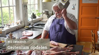 Wil Demandt beent een geitenlam uit.