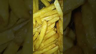 Papas - Fritas Parece Aceitosa En La Freidora, Pero Luego Queda El Resultado Final.