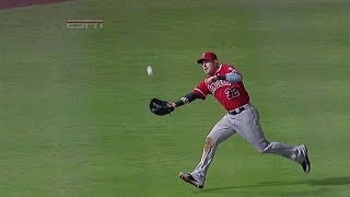 LAA@ATL: Hamilton hangs on for a nice catch in left