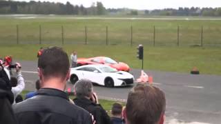 DRAG RACE: BMW i8 vs. McLaren MP4-12C!