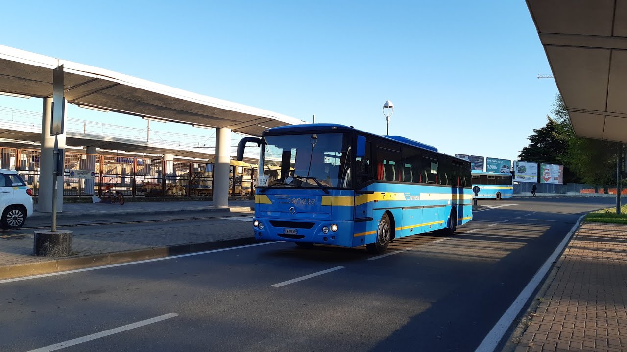 Vari autobus in via Pannunzio
