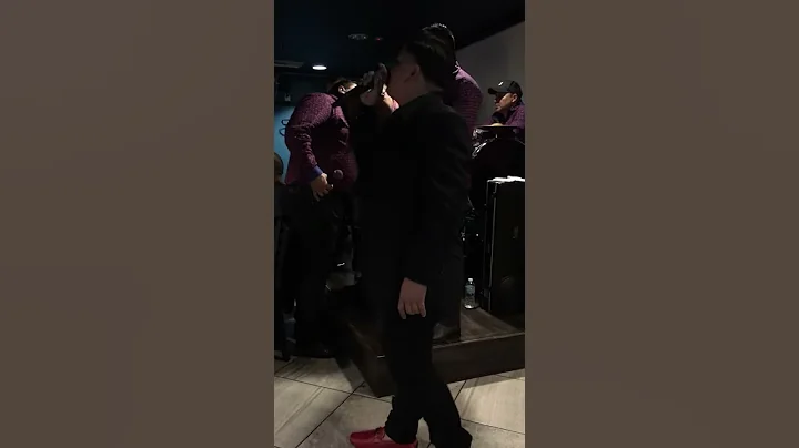 Jesse Leos "El Ayudante" con banda cover