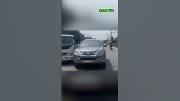 Tài xế ô tô đi ngược chiều, đòi đánh người quay video ở TPHCM nói gì?| #shorts