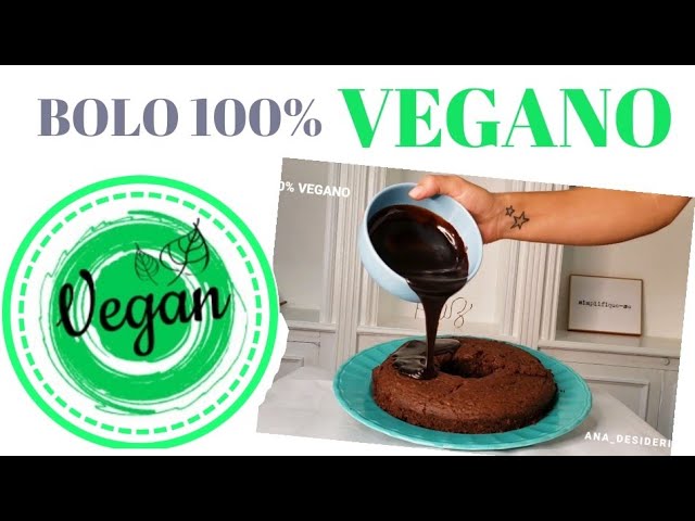 Bolo de chocolate vegano com especiarias e calda de chocolate