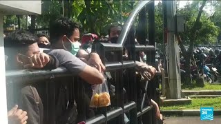 Covid-19 en Indonésie : des milliers de personnes devant un centre de vaccination
