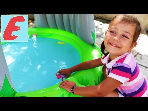 ემილია ერთობა კუსთან ერთად, რომელსაც ქვია მიმი, ვეძებთ კუს და შემდეგ ვაცურავებთ აუზში