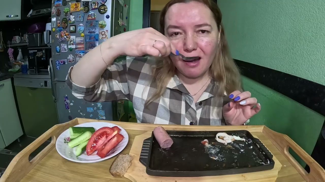 Яичница с помидорами, сосиска из индейки. Завтрак #mukbang #еда #домашняяеда #вкусно 