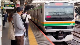 JR東日本E231系1000番台宮ヤマU51編成+E233系3000番台U637編成が上野東京ライン宇都宮線直通宇都宮行きとして大宮駅9番線に入線到着停車するシーン(1563E)2023/10/15