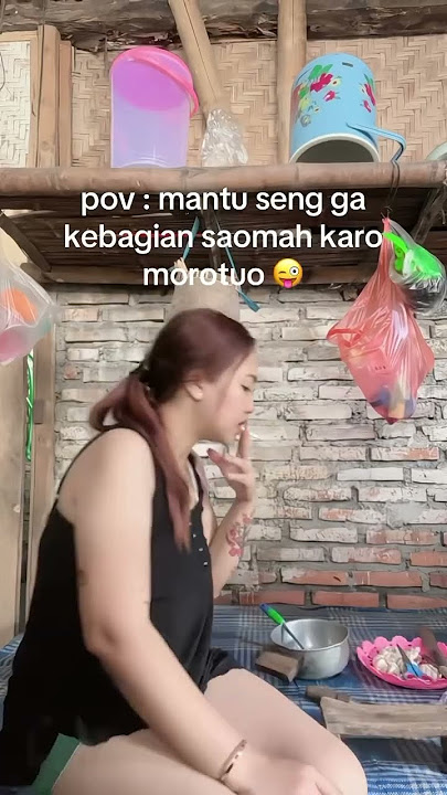 cewek merokok santai