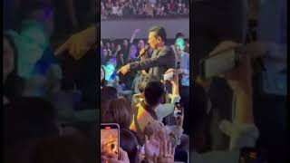 Gary V interacts with the crowd during “Wag Mo Na Sanang Isipin”!