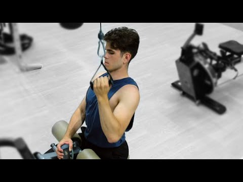 The Exercice of Pulling Down a Vertical Unilateral Pressed With the Left Hand