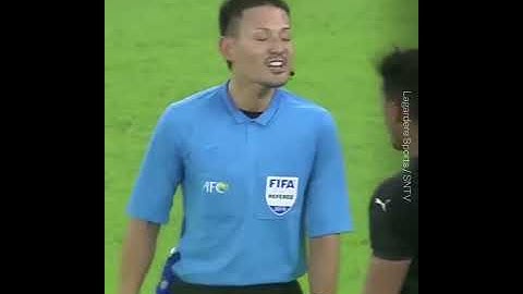 Xavi loses his shoe after calling for a penalty in the 93rd minute