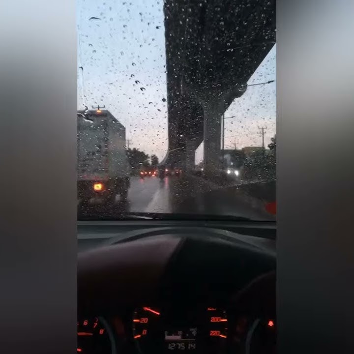 Story WA Di Mobil Gerimis Hujan