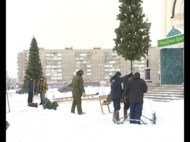 У Преображенского храма установлены новогодние елки и рождественский вертеп