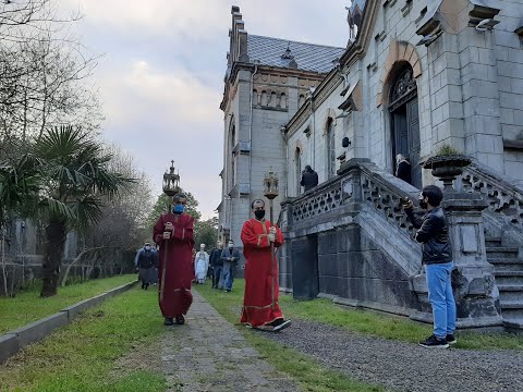სააღდგომო ლიტურგია  მრევლით და მრევლის გარეშე