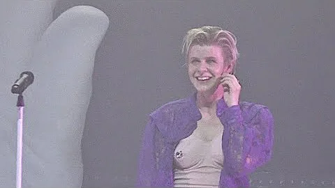 Robyn, Dancing On My Own, audience takeover, live ...