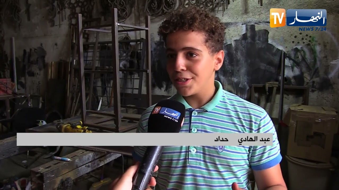 حفاظا على حرفة والده..عبد الهادي يتمسك بمهنة الحدادة رغم صعوبتها