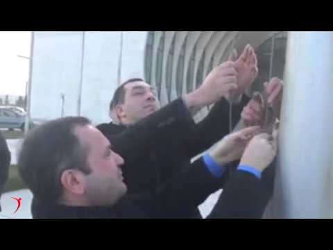 ერთიანი ნაციონალური მოძრაობის ოფისთან უკრაინის დროშა აღიმართა