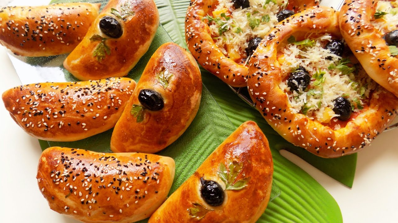 بعجينة واحدة عملت نوعين من المملحات . ميني بيتزا و سوفلي سهلة و خفيفة 😉