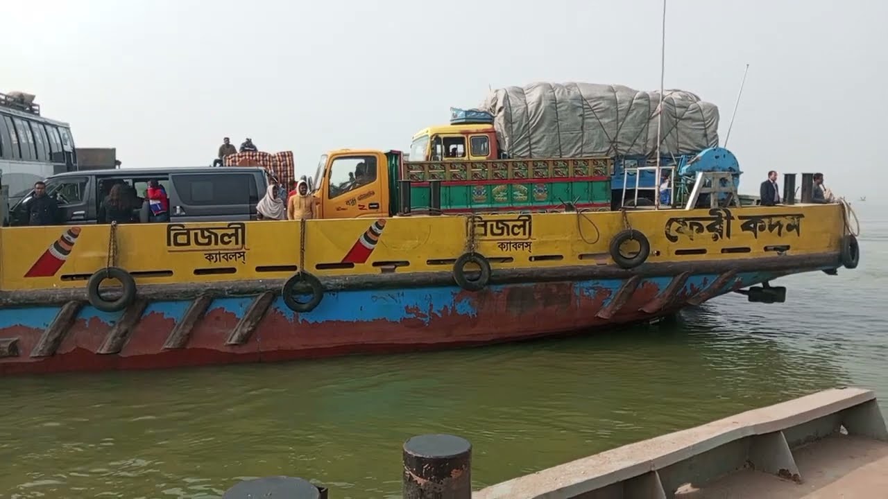নদীর ঘাটে বড় ফেরি বা লঞ্চ যেভাবে মেলায়