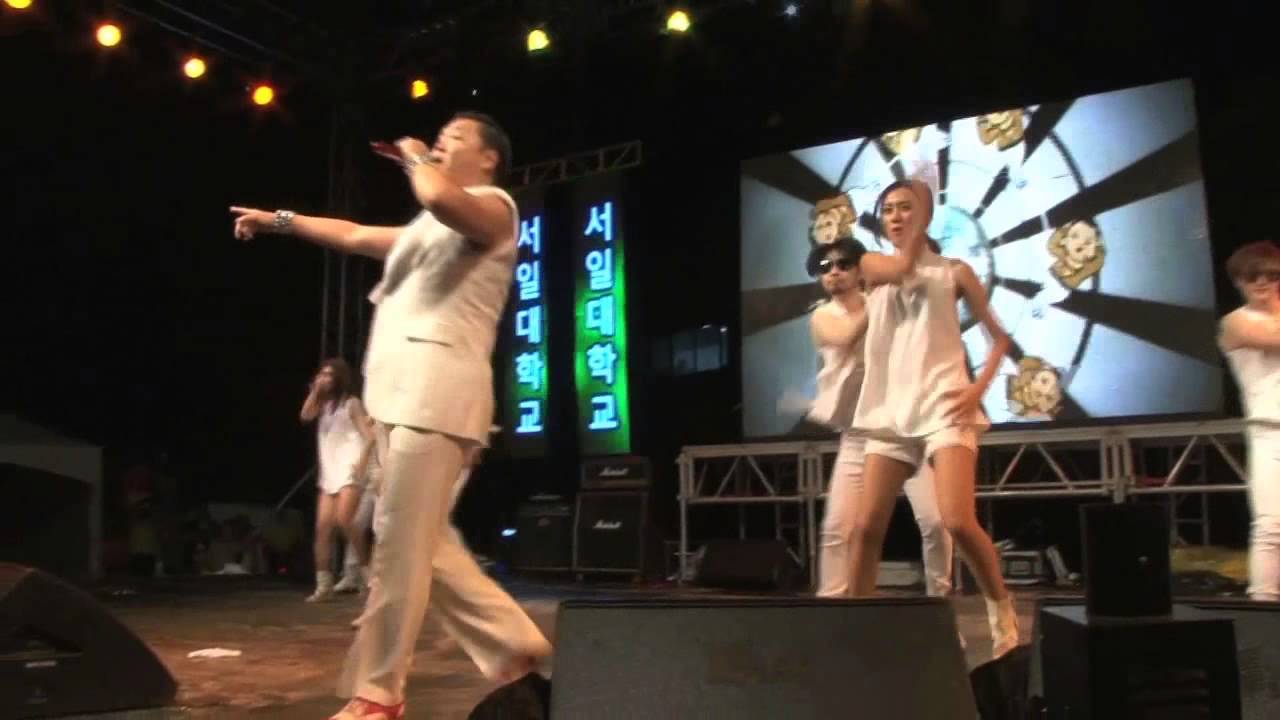 PSY Gangnam Style at College Festival in Korea