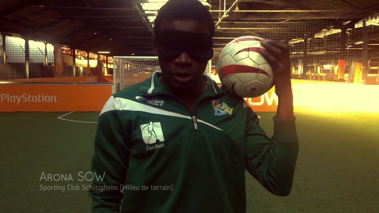 Un non voyant sénégalais qui joue au football, Arona sow évoluant en france  au cécifoot - YouTube