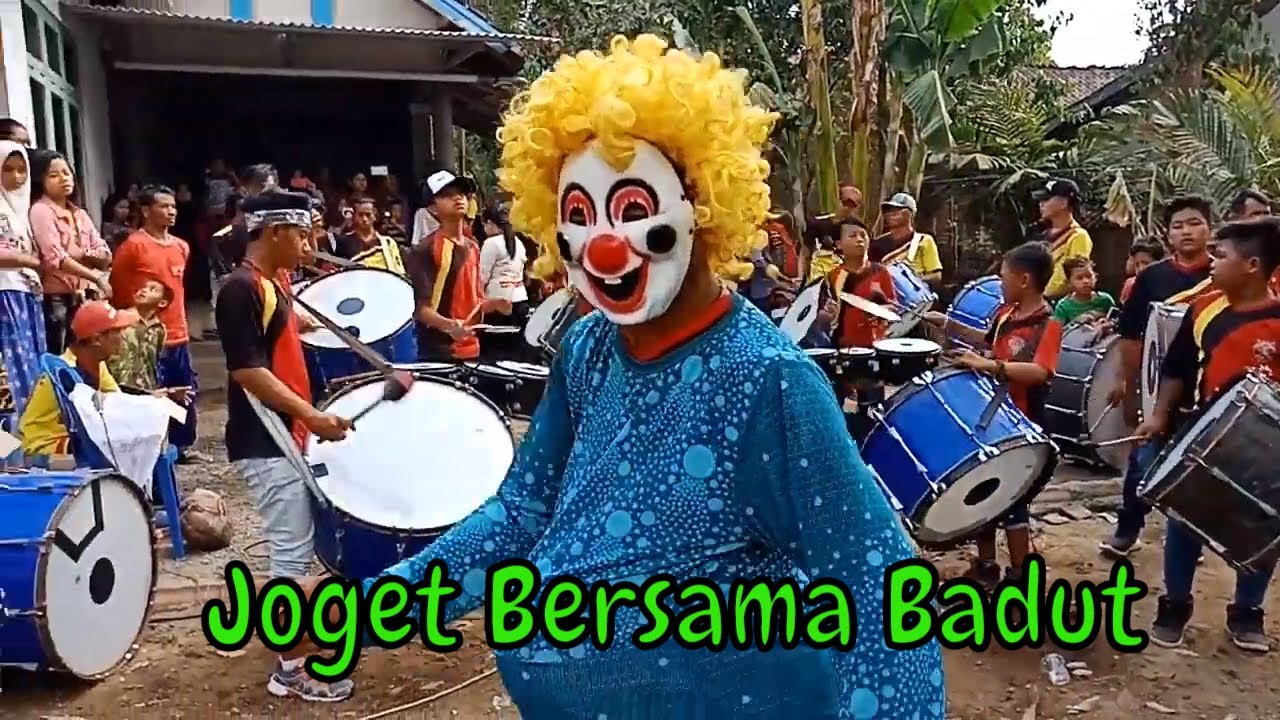 Badut Lucu berjoget diiringi Drumband dangdut Koplo bersama Ondel Ondel Betawi Badut Mampang
