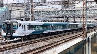 E257系2000番台ｵｵNA-09編成が特急湘南号としてフル点ハイビームで鶴見駅を通過するシーン（2024.5.8.7:33）