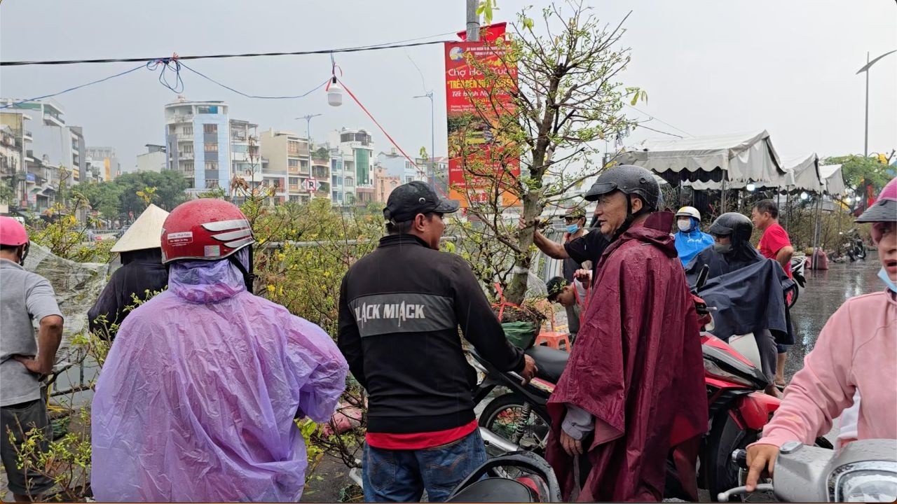 Người Sài Gòn đội mưa ra Bến Bình Đông mua hoa Tết, mai siêu nụ chốt đơn liên tục