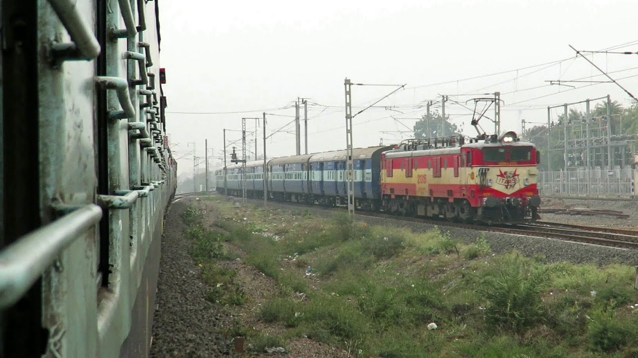 two-superfast-trains-crossing-as-jhelum-arrives-and-departes-from-ganj