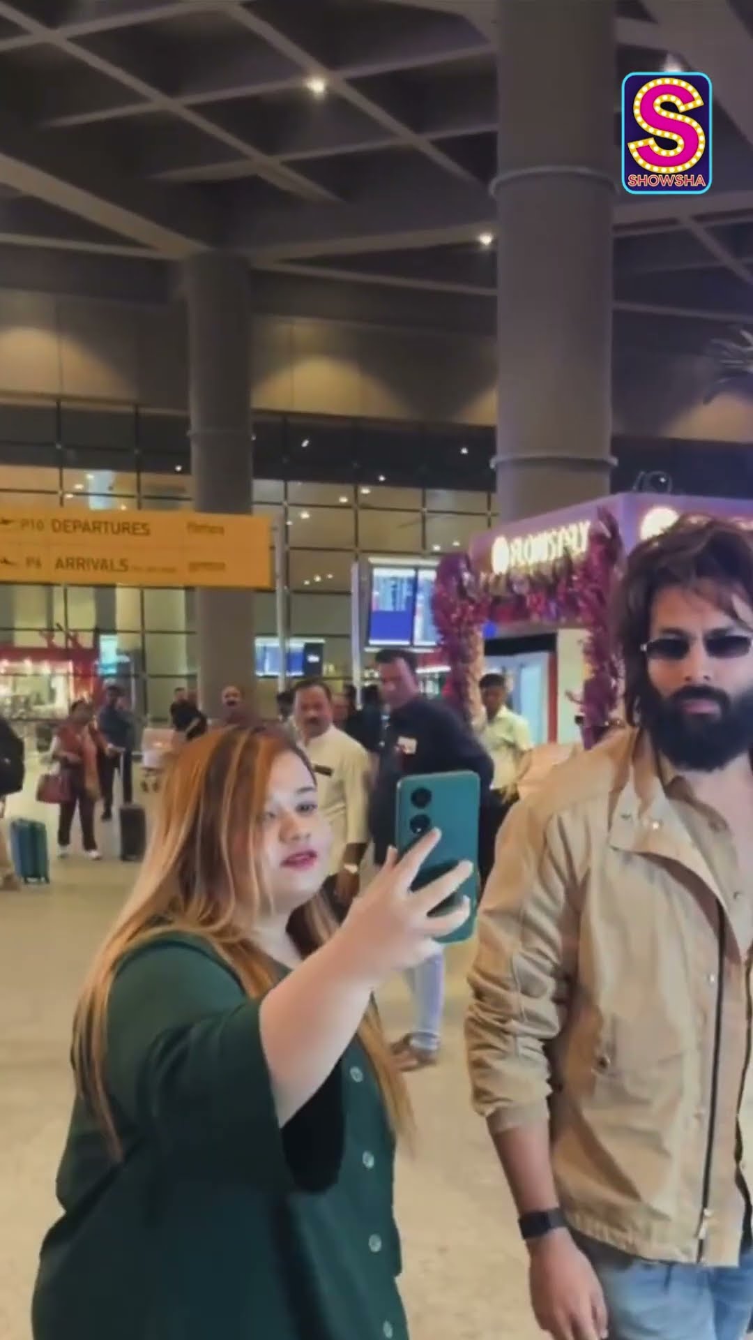 Kartik Aaryan Clicks Picture With His Fans As He Gets Papped At Mumbai Airport | N18S #Shorts