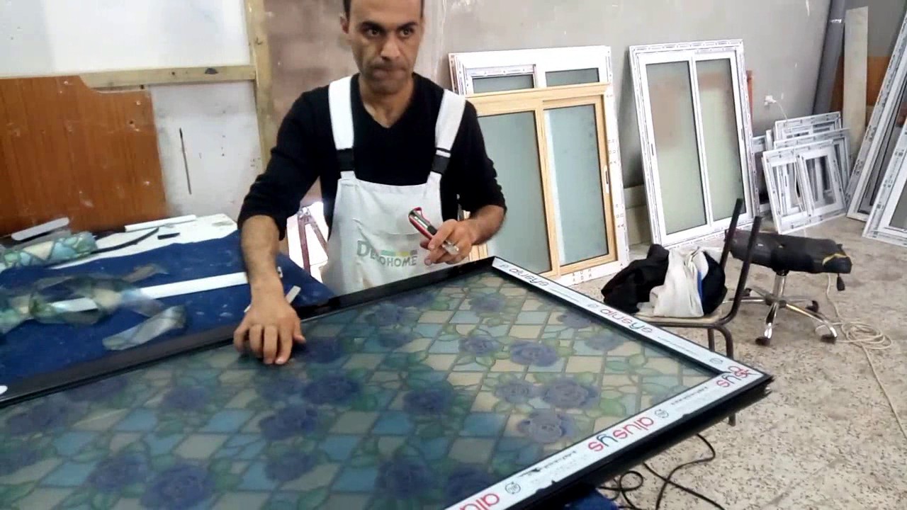 نجارة الاليمنيوم و تركيب ورق اديزيف على الزجاج مع إسلام ديكور المنزل -  YouTube