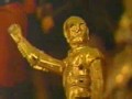Das Mysterium von C-3POs riesigem goldenem Ständer