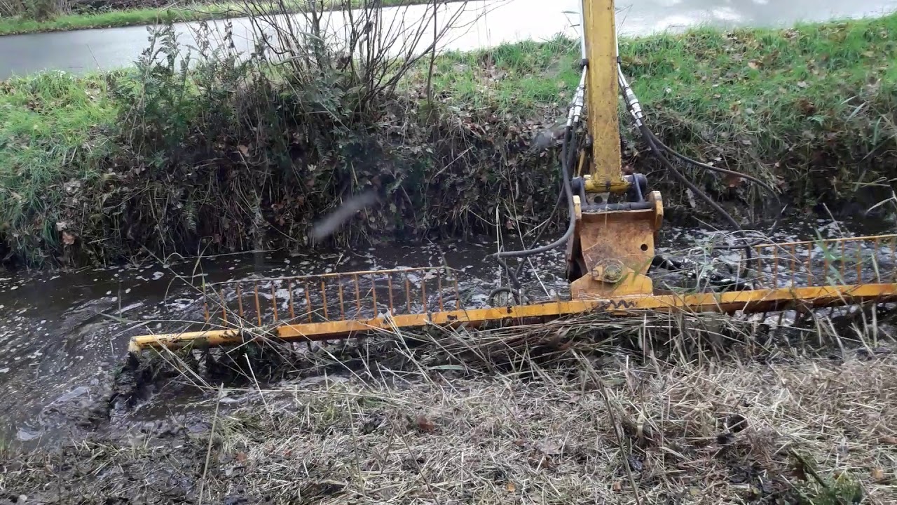 Slootreinigen met een mecalac 8mcr