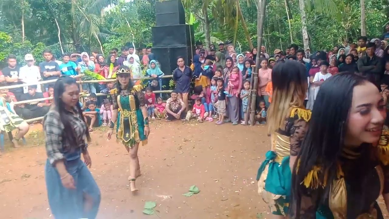 sibocil habis sunat malah menang banyak hadiah kiss kanan kiri !!!  