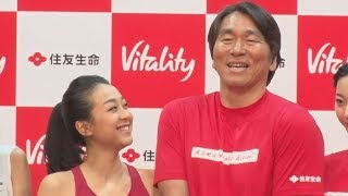 浅田さんがゴジラと初対面 話題は耳たぶ