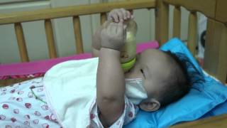 20120802_林欣玥會自己拿奶瓶囉
