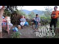 Mi mama y la Abuela Tejiendo y Platicando - La Vida Del Rancho