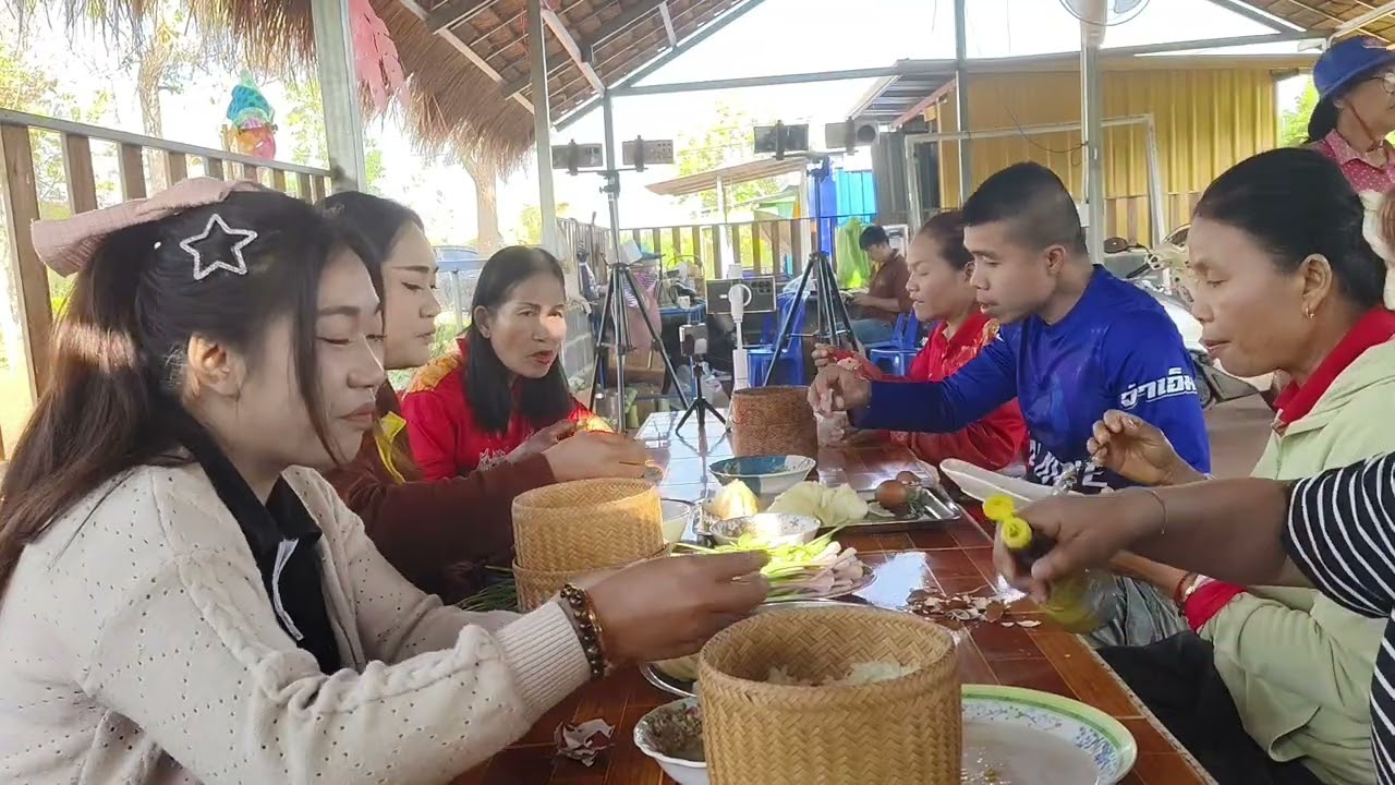 ชั่วโมงยามเช้ากับข้าวพื้นบ้าน  ราคาแค่ 40 กินได้ทั้งนา