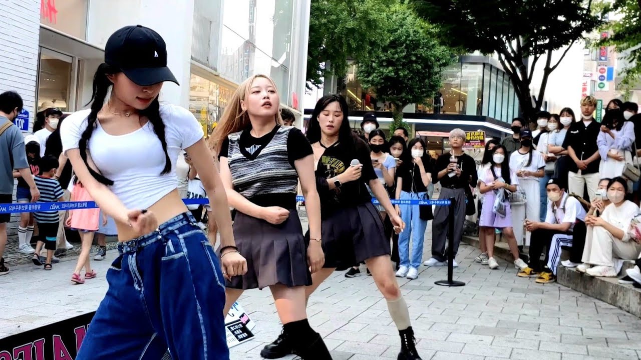 MAJESTY: J MOON, SARI & KATE. BEAUTIFUL CLASSY BUSKING SELECTION. HONGDAE STREET.