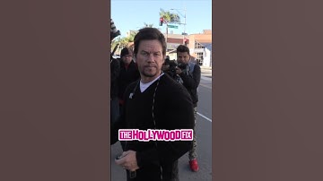 Mark Wahlberg veroorzaakt ruzie met paparazzi tijdens lunchpauze bij The Palm in Beverly Hills, C...