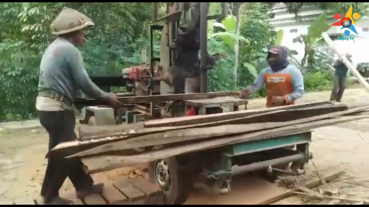  Proses  pemotongan kayu  dan pembuatan  balok kusen dengan 