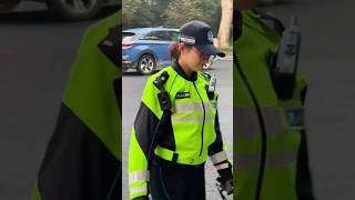 又萌又可爱的00后小狐狸警官上线，戴上眼镜更美啦#杭州警花 #执勤 #平安守护 #小狐狸警官 #萌趣可爱 #police