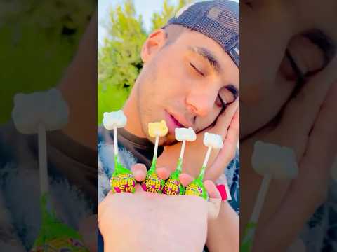 الرجل النائم أكل كل المرشميلو الذيذ