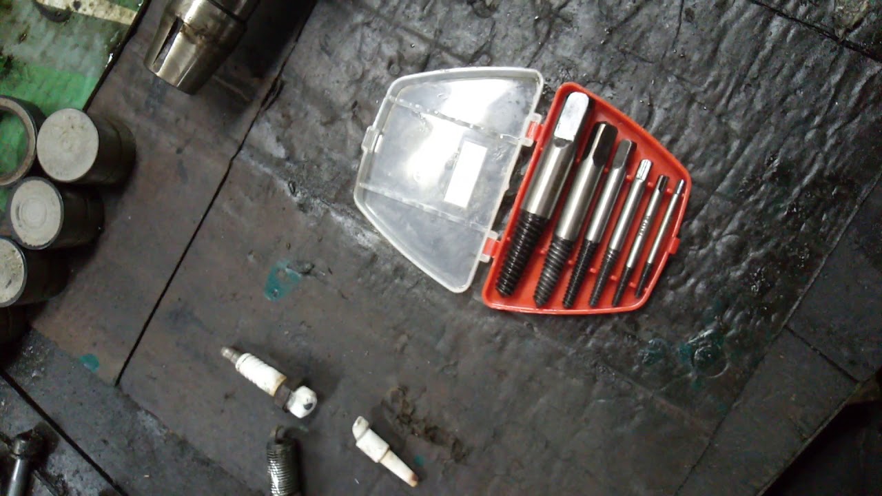 Сломал свечу крайслер вояджер 3.3 2001г в не удобном месте и выкрутил ...