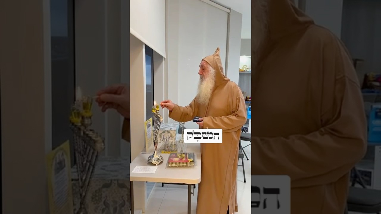 בבגדי המסורת. כ"ק האדמו'ר רבי דוד חנניה פינטו בהדלקת נרות חנוכה