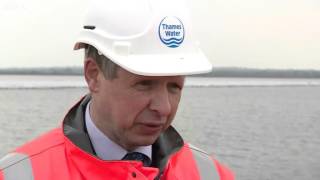 How London's giant floating solar farm was put together   BBC News