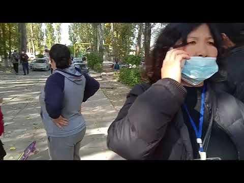 Выборы 2020: Возле участка 1302 в Бишкеке собирают людей и проверяют по спискам