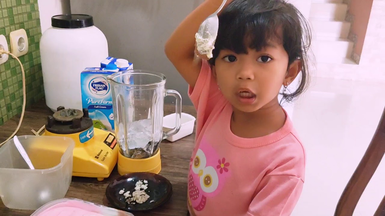 Making Oreo Milkshake 😋